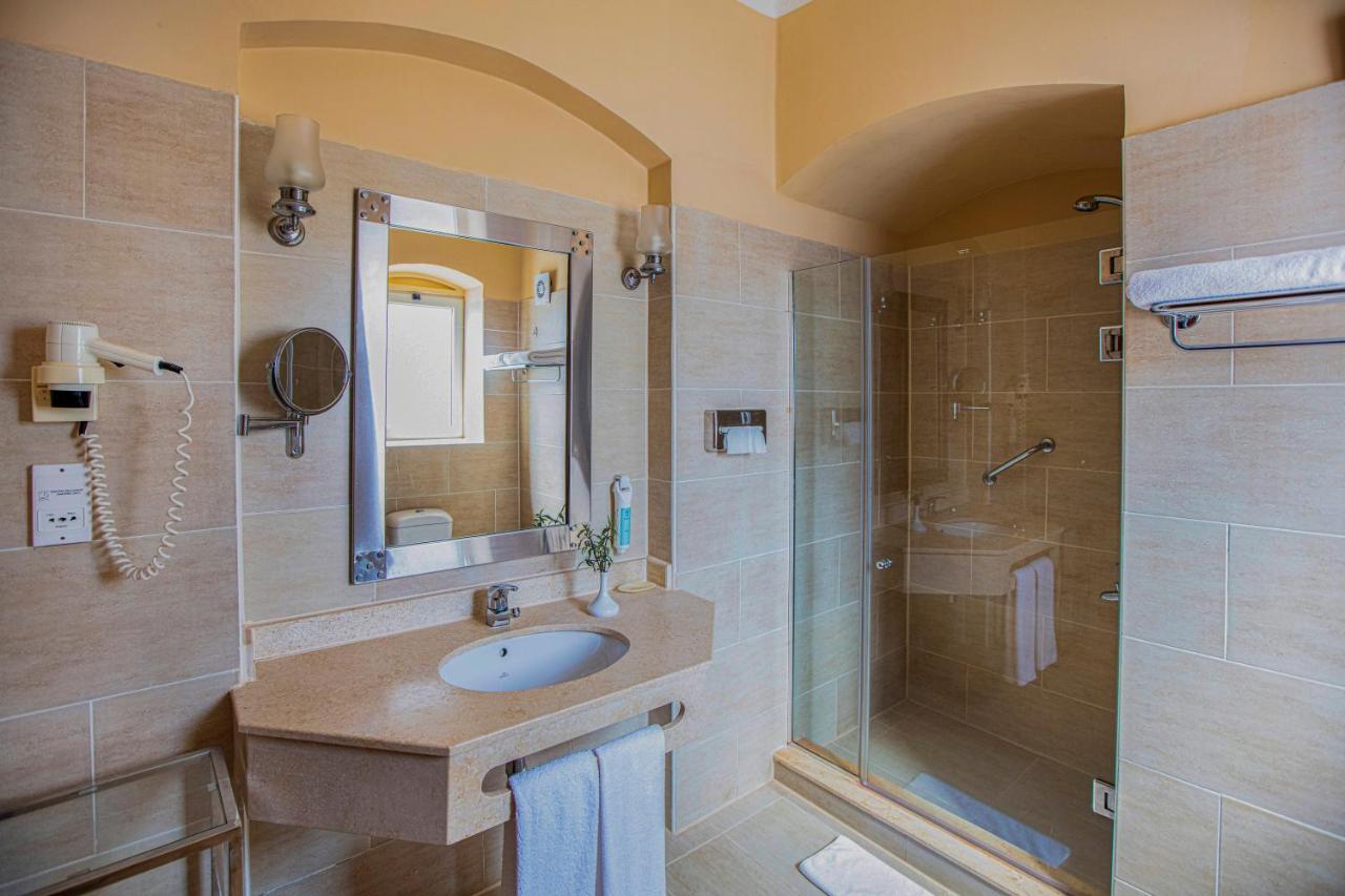 Superior Zimmer mit Queensize-Bett und Poolblick oder Superior Zweibettzimmer mit Poolblick