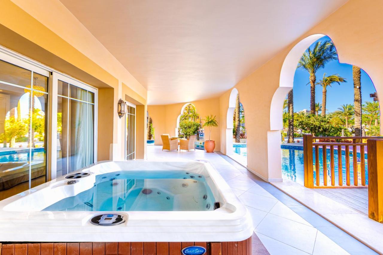 Royal Villa met Privézwembad en Panoramisch Uitzicht op Zee