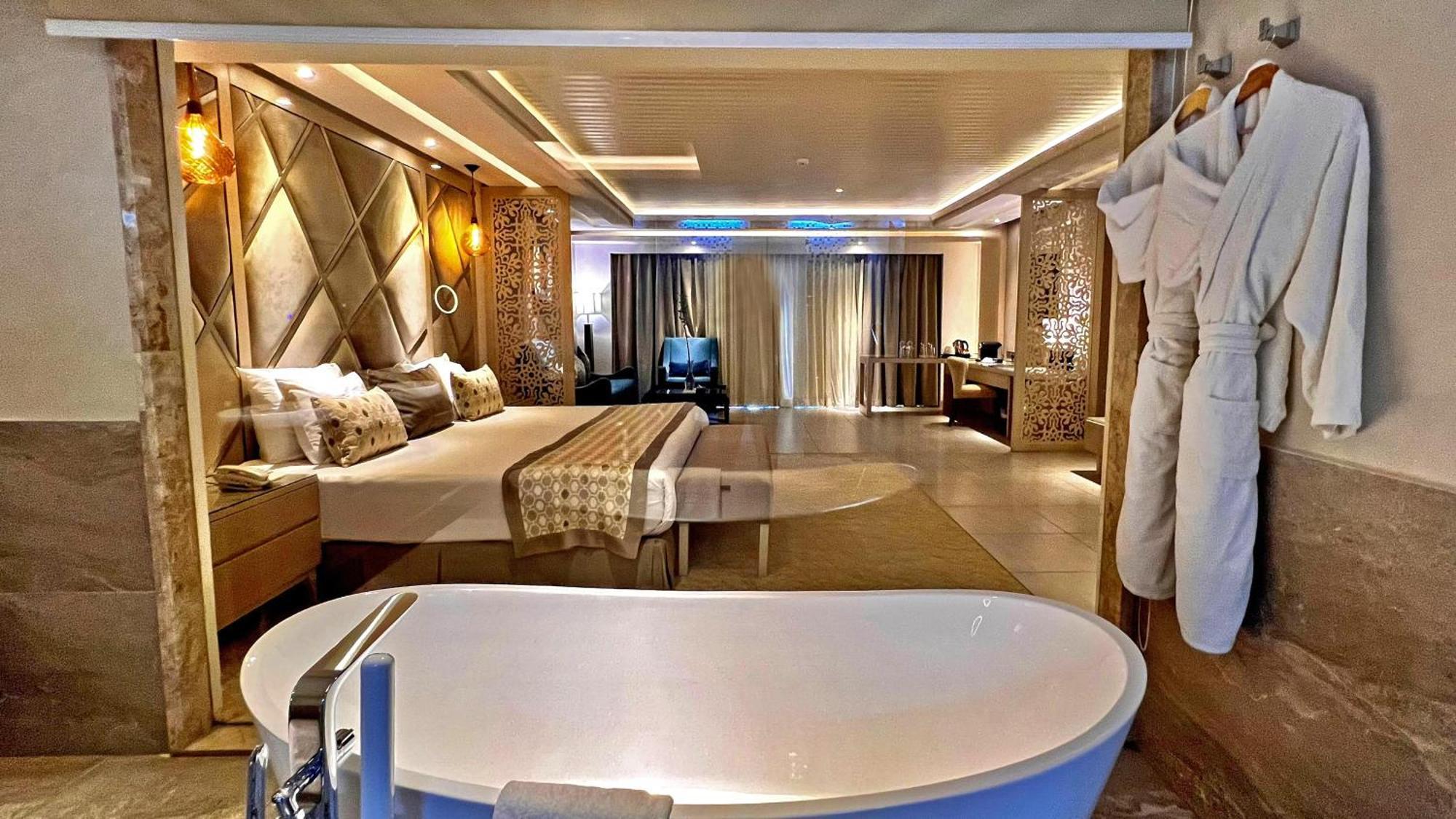 Swim Up Suite,1545262192:JPEG