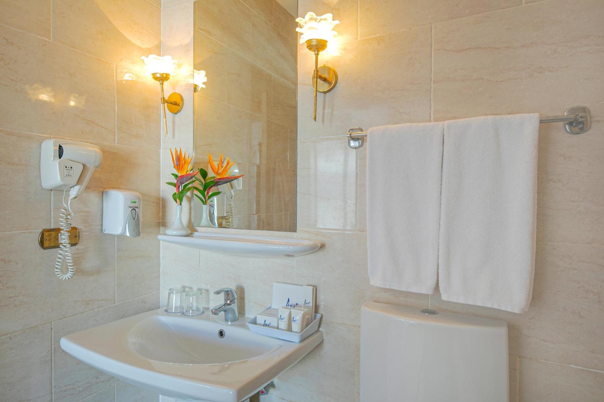 Dreibettzimmer mit seitlichem Meerblick