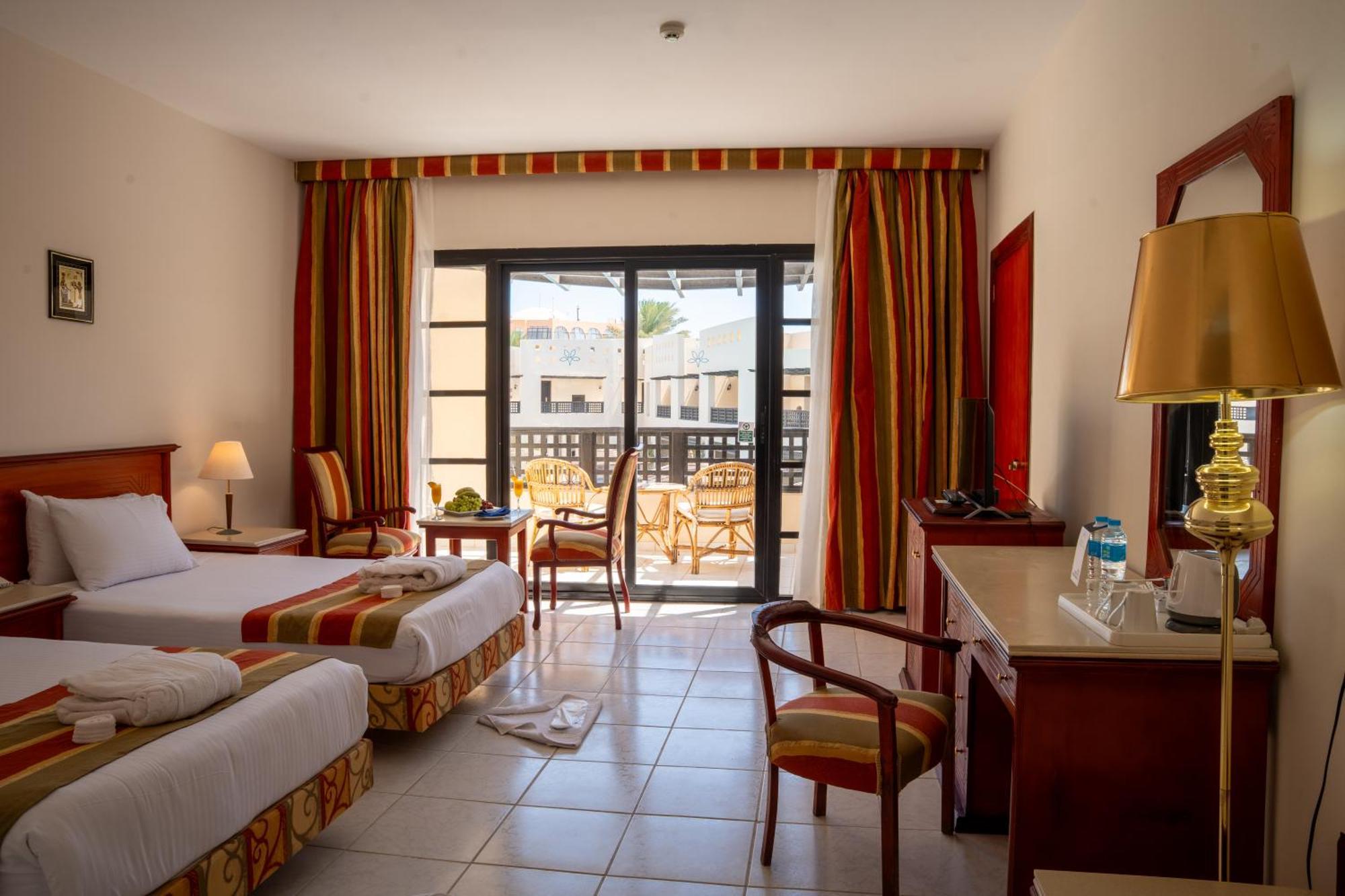 Deluxe Zweibettzimmer mit Poolblick