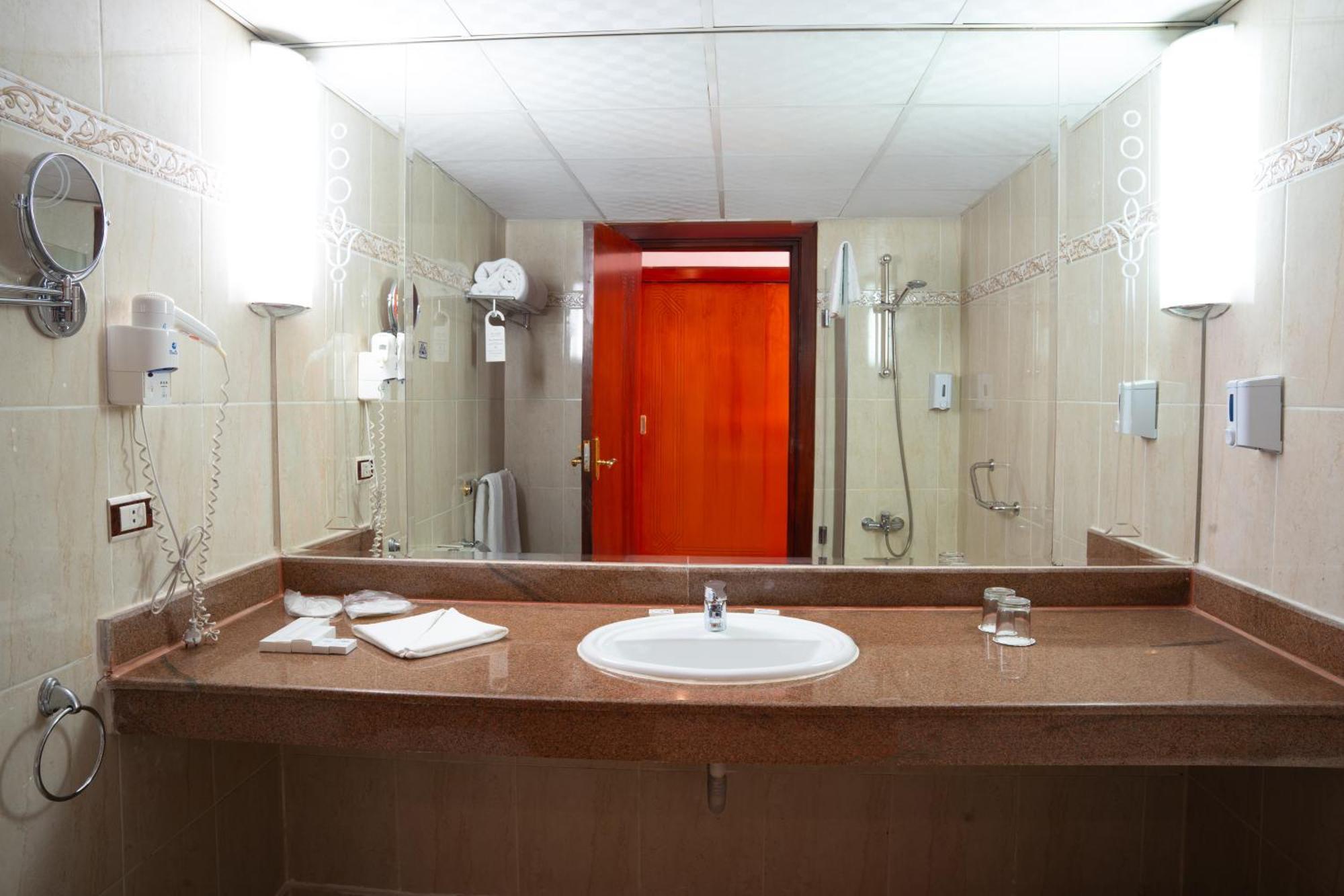 Deluxe Dreibettzimmer mit Poolblick